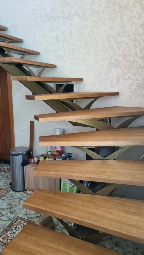 Открытая лестница на монокосоуре: деревянные ступени, покрытые лаком в цеху