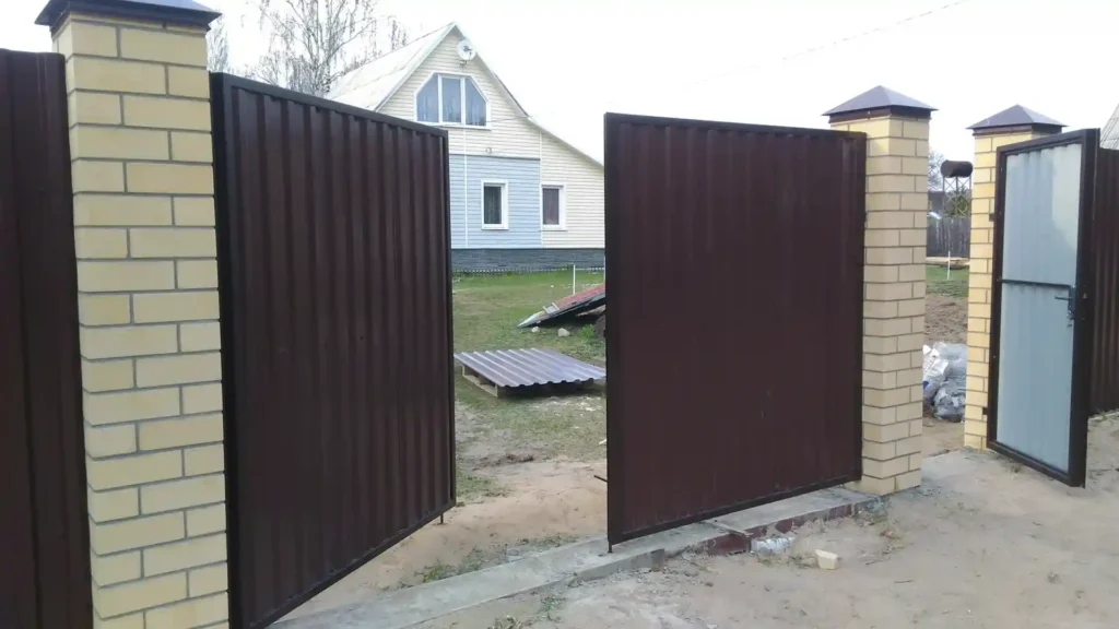 Установка распашных ворот из профнастила на кирпичные столбы