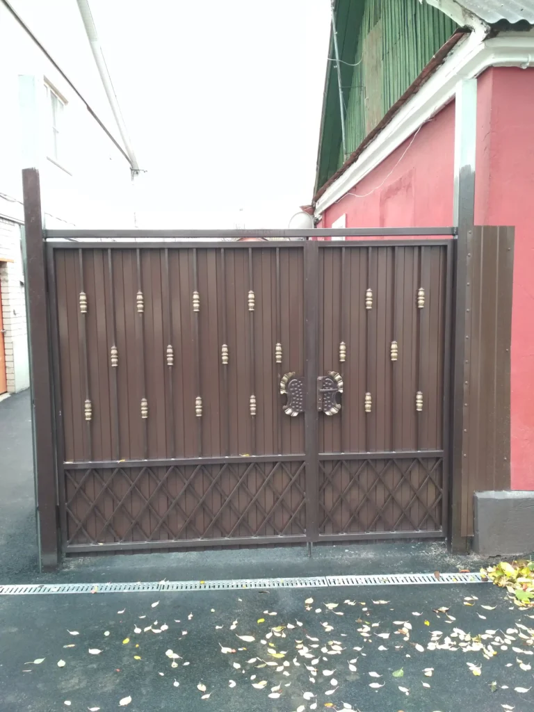 Распашные ворота из профнастила с коваными элементами, Воронеж