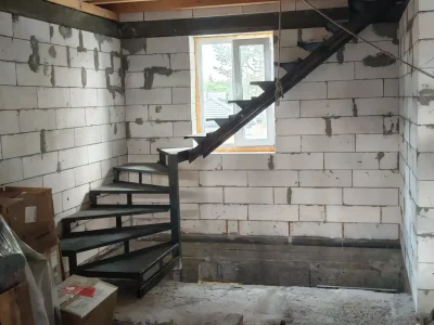 Металлокаркас лестницы под обшивку с поворотом 90° в доме из газоблока