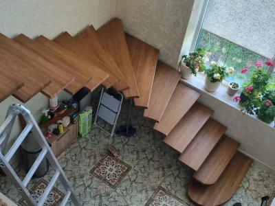 Лестница на монокосоуре с забежными ступенями